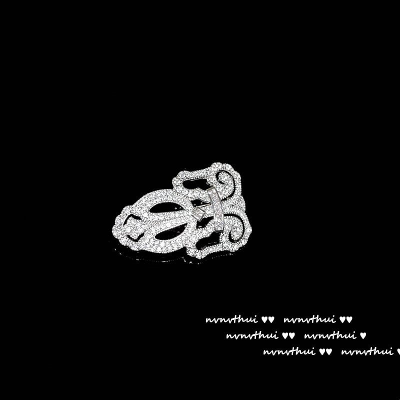 Zirkon köves kitűző kapocs alakú csepp, NVNV THUI, felület gyémánt vágott, francia retro stílus