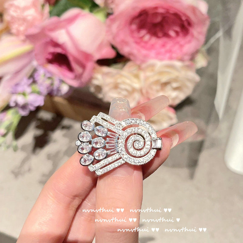 Zirkon köves kitűző kapocs alakú csepp, NVNV THUI, felület gyémánt vágott, francia retro stílus