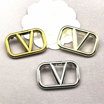 Broš s slovima — izrezana, sjajna površina, jednostavan stil; Materijal: legura; Oblik: broj i U-oblik; Obrada: elektroplatiranje; Funkcije: dekoriranje, vjenčanje, dvostruka uporaba