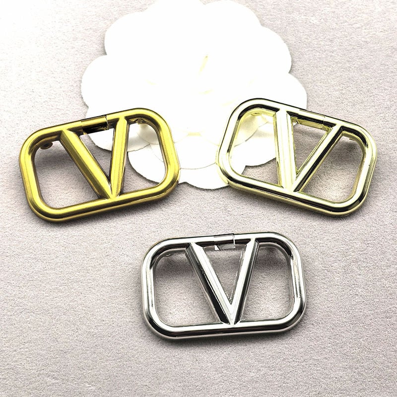 Broš s slovima — izrezana, sjajna površina, jednostavan stil; Materijal: legura; Oblik: broj i U-oblik; Obrada: elektroplatiranje; Funkcije: dekoriranje, vjenčanje, dvostruka uporaba