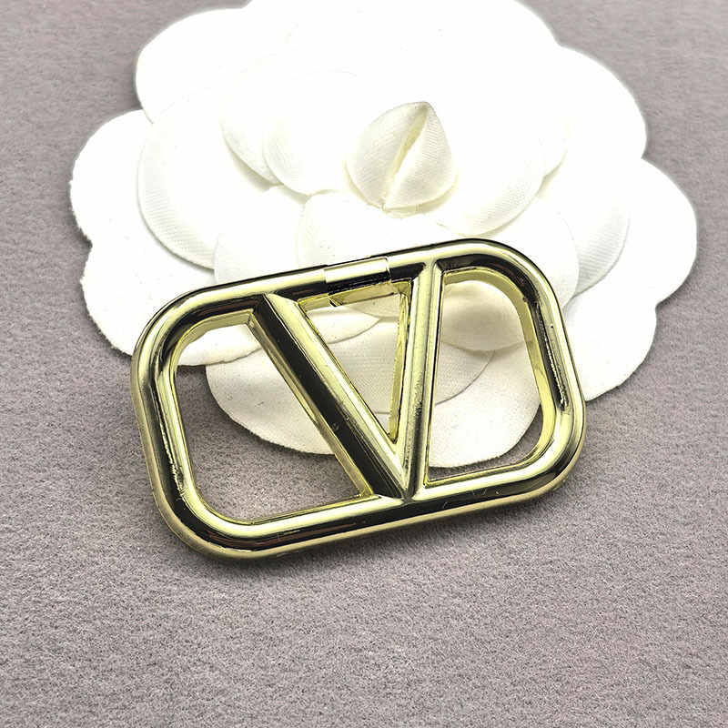 Broš s slovima — izrezana, sjajna površina, jednostavan stil; Materijal: legura; Oblik: broj i U-oblik; Obrada: elektroplatiranje; Funkcije: dekoriranje, vjenčanje, dvostruka uporaba