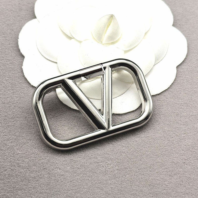 Broš s slovima — izrezana, sjajna površina, jednostavan stil; Materijal: legura; Oblik: broj i U-oblik; Obrada: elektroplatiranje; Funkcije: dekoriranje, vjenčanje, dvostruka uporaba