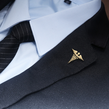 Rozsdamentes acélból készült kitűző, dupla kígyó motívum, elektroplakolás, uniszex, személyes stílus