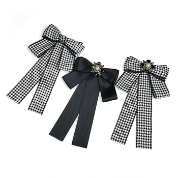 Lapelipin: haunsšuto mustriiga lille, pärl ja kristall, käsitöö, naiselik Koreaarsti stiil, kangas, alumiin lisandid kividega