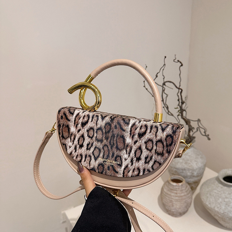 PU torbica tipa saddle s leopard uzorkom, ovalni oblik, otvaranje s poklopcem