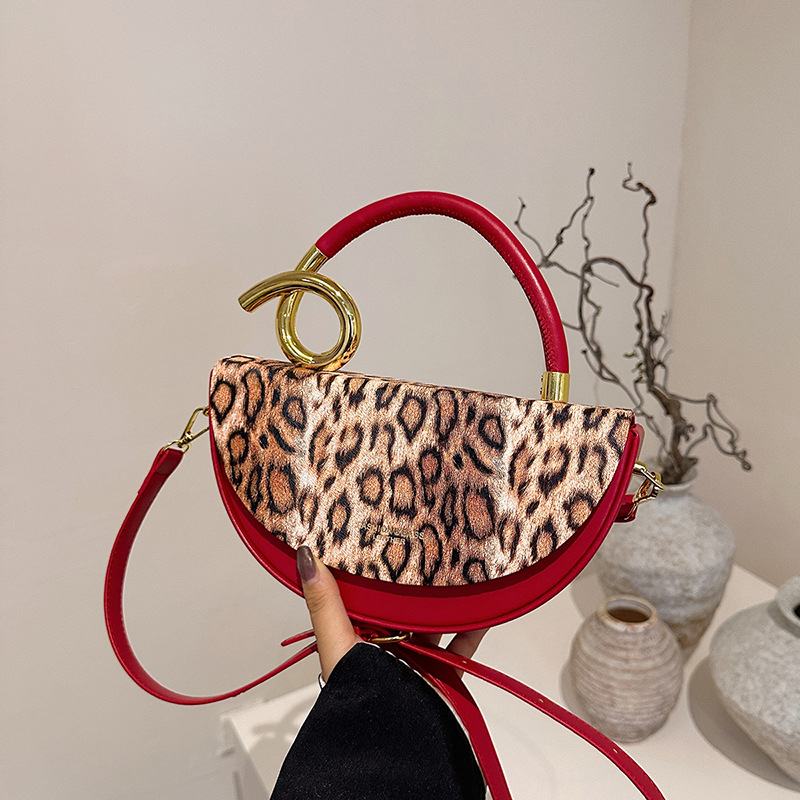 PU torbica tipa saddle s leopard uzorkom, ovalni oblik, otvaranje s poklopcem