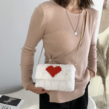 Női plüss táska, négyszögletes formájú, mágneszáras, nylon bélés, egy vállpánt, mindennapi használatra