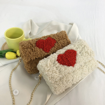 Női plüss táska, négyszögletes formájú, mágneszáras, nylon bélés, egy vállpánt, mindennapi használatra