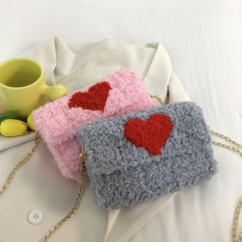 Női plüss táska, négyszögletes formájú, mágneszáras, nylon bélés, egy vállpánt, mindennapi használatra