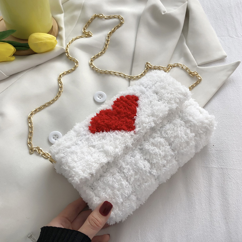 Női plüss táska, négyszögletes formájú, mágneszáras, nylon bélés, egy vállpánt, mindennapi használatra