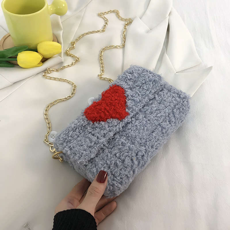 Női plüss táska, négyszögletes formájú, mágneszáras, nylon bélés, egy vállpánt, mindennapi használatra