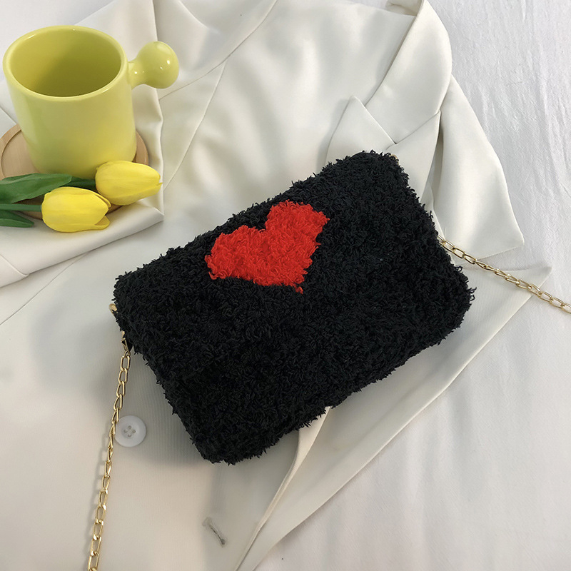 Női plüss táska, négyszögletes formájú, mágneszáras, nylon bélés, egy vállpánt, mindennapi használatra