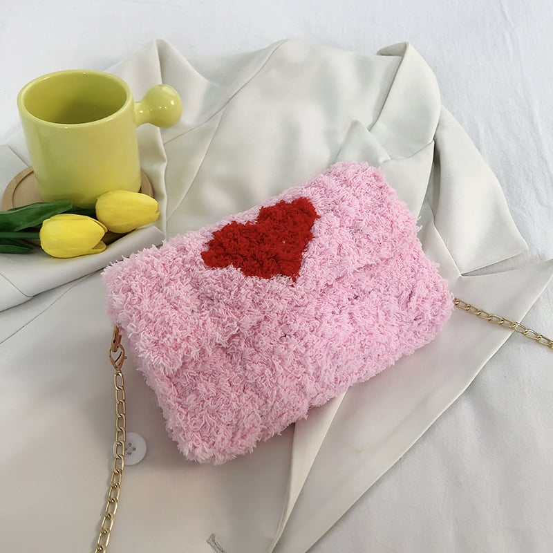 Női plüss táska, négyszögletes formájú, mágneszáras, nylon bélés, egy vállpánt, mindennapi használatra