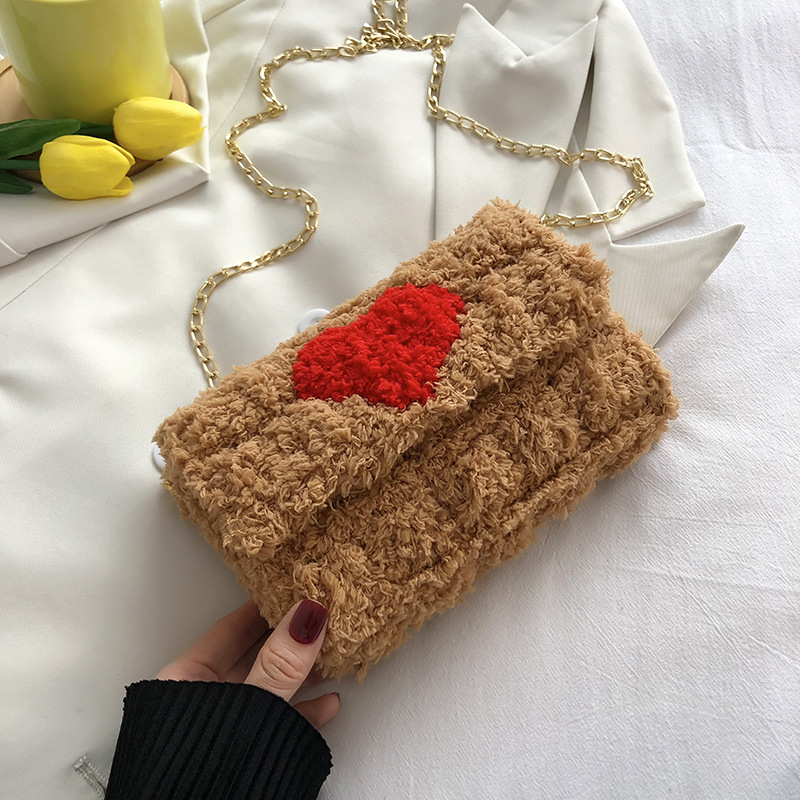 Női plüss táska, négyszögletes formájú, mágneszáras, nylon bélés, egy vállpánt, mindennapi használatra