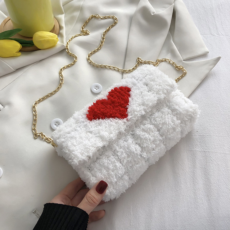 Női plüss táska, négyszögletes formájú, mágneszáras, nylon bélés, egy vállpánt, mindennapi használatra