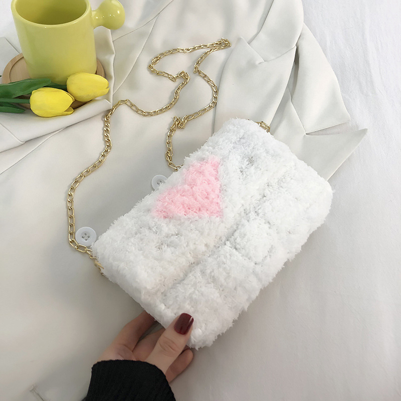 Női plüss táska, négyszögletes formájú, mágneszáras, nylon bélés, egy vállpánt, mindennapi használatra