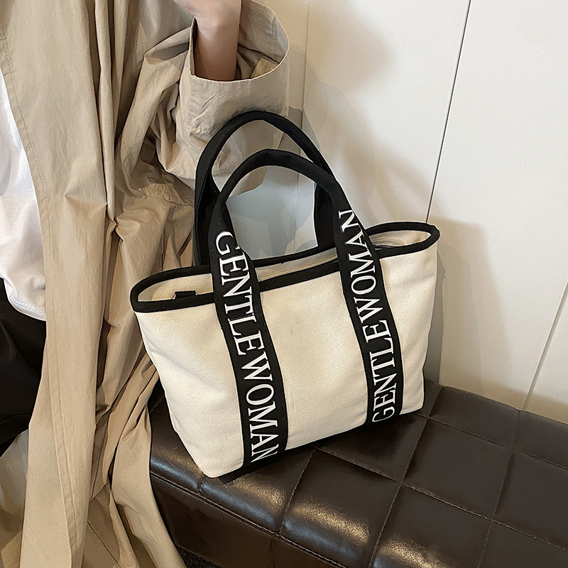 Platnena crossbody torbica s tiskom, zatvaranje na zip, skriveni džep na zip, podstava od poliestera, horizontalni četverokutni oblik