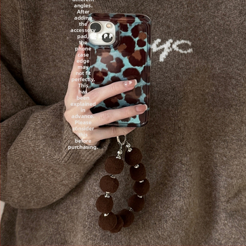 Aizsargājošā lieta iPhone 16 Pro Max ar cietu korpusu, reljefa dizains, kritiena aizsardzība, Ins stils, ar rokas siksnu un pūkaino bumbiņu