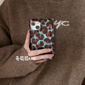 Carcasa pentru iPhone 16 Pro Max cu corp rigid, design în relief, protecție anti-cădere, stil Ins, cu lanț de mână și bilă de blană