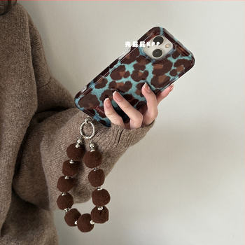 Aizsargājošā lieta iPhone 16 Pro Max ar cietu korpusu, reljefa dizains, kritiena aizsardzība, Ins stils, ar rokas siksnu un pūkaino bumbiņu