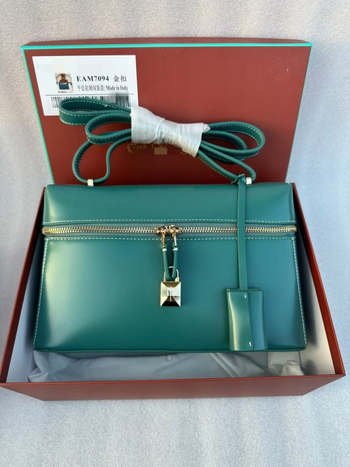 Ženska torbica od prave kože, uličnog stila, srednje veličine, kvadratnog oblika, crossbody remen i ručka, klapa za zatvaranje, unutarnji džepovi za telefon i džep sa zatvaračem.