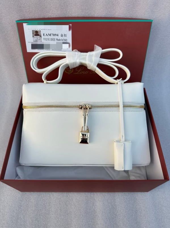 Ženska torbica od prave kože, uličnog stila, srednje veličine, kvadratnog oblika, crossbody remen i ručka, klapa za zatvaranje, unutarnji džepovi za telefon i džep sa zatvaračem.