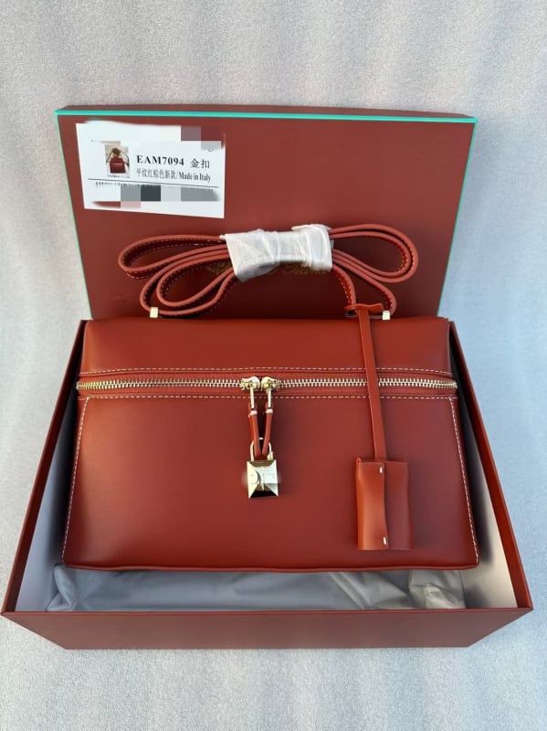 Ženska torbica od prave kože, uličnog stila, srednje veličine, kvadratnog oblika, crossbody remen i ručka, klapa za zatvaranje, unutarnji džepovi za telefon i džep sa zatvaračem.