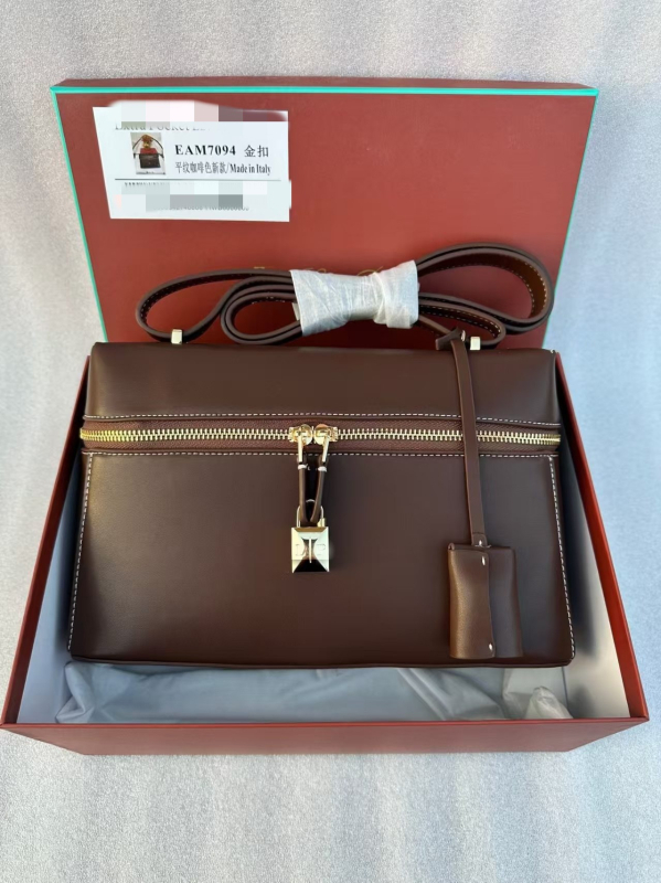 Ženska torbica od prave kože, uličnog stila, srednje veličine, kvadratnog oblika, crossbody remen i ručka, klapa za zatvaranje, unutarnji džepovi za telefon i džep sa zatvaračem.
