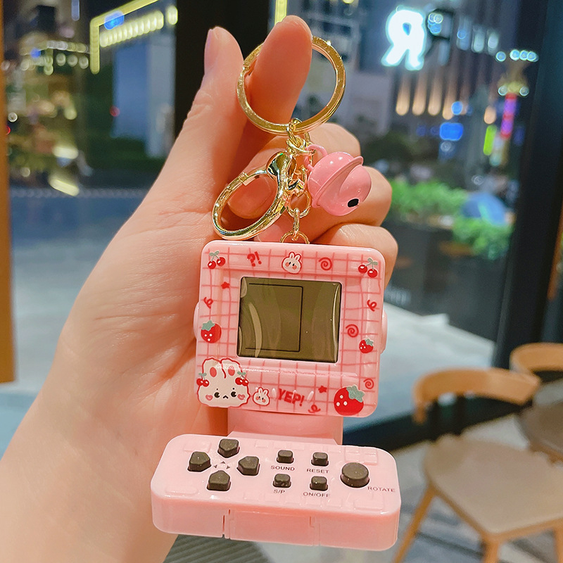 Metalni ključni lančić s motivom arkadnog joysticka i Tetrisa – slatka studentska privjesak