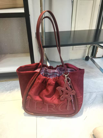 Bársony tote táska dumpling alakú, húzózsinóros zárás, belső cipzáras zseb