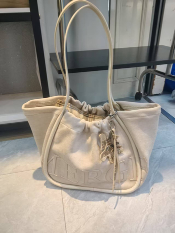 Bársony tote táska dumpling alakú, húzózsinóros zárás, belső cipzáras zseb