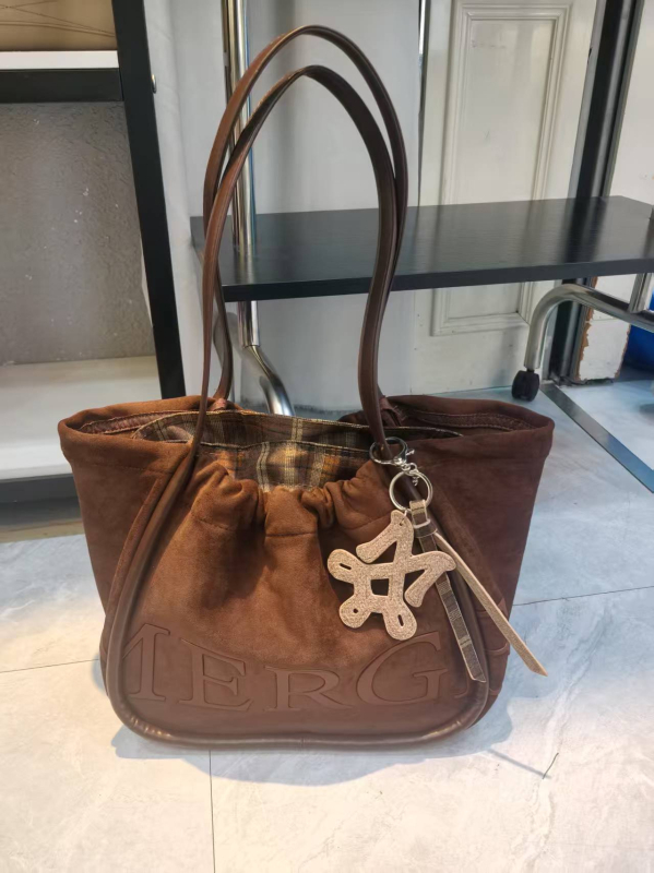 Bársony tote táska dumpling alakú, húzózsinóros zárás, belső cipzáras zseb