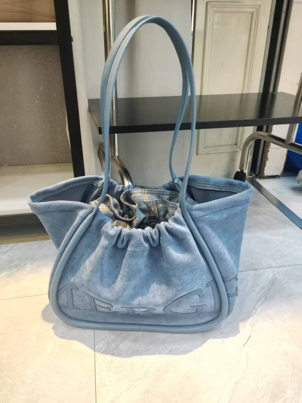 Bársony tote táska dumpling alakú, húzózsinóros zárás, belső cipzáras zseb