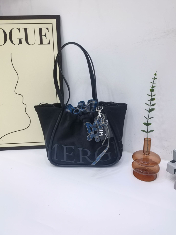 Bársony tote táska dumpling alakú, húzózsinóros zárás, belső cipzáras zseb