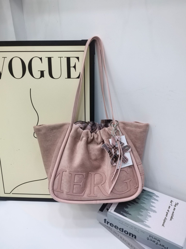 Bársony tote táska dumpling alakú, húzózsinóros zárás, belső cipzáras zseb