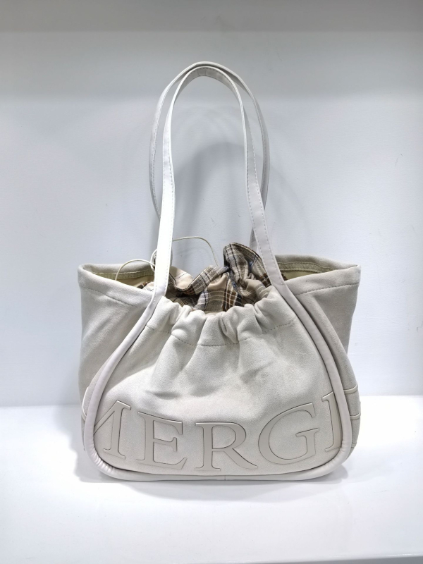 Bársony tote táska dumpling alakú, húzózsinóros zárás, belső cipzáras zseb