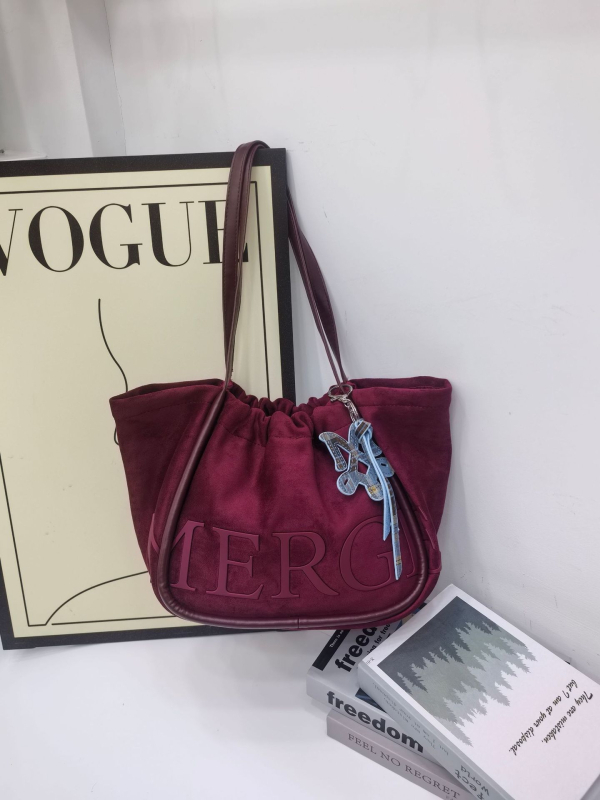 Bársony tote táska dumpling alakú, húzózsinóros zárás, belső cipzáras zseb