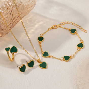 Szív alakú ékszerszett – aszimmetrikus medál, ötvözet, elektroplattolt bevonat, szabályos lánc, négy darabos készlet (fülbevaló, nyaklánc, kézre illő kiegészítő)