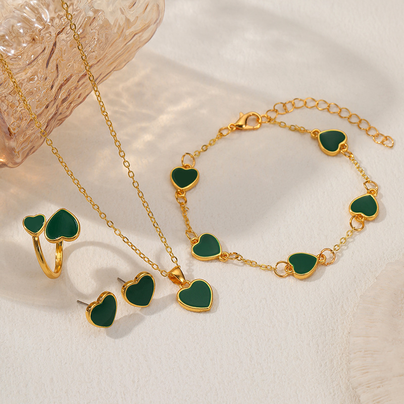 Szív alakú ékszerszett – aszimmetrikus medál, ötvözet, elektroplattolt bevonat, szabályos lánc, négy darabos készlet (fülbevaló, nyaklánc, kézre illő kiegészítő)