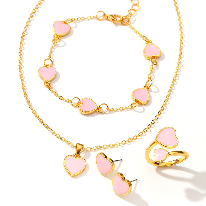 Szív alakú ékszerszett – aszimmetrikus medál, ötvözet, elektroplattolt bevonat, szabályos lánc, négy darabos készlet (fülbevaló, nyaklánc, kézre illő kiegészítő)