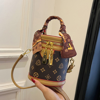 Bucket bag od PU materijala, gradski minimalistički stil, ovalni oblik, zatvaranje na zip, torba s poklopcem