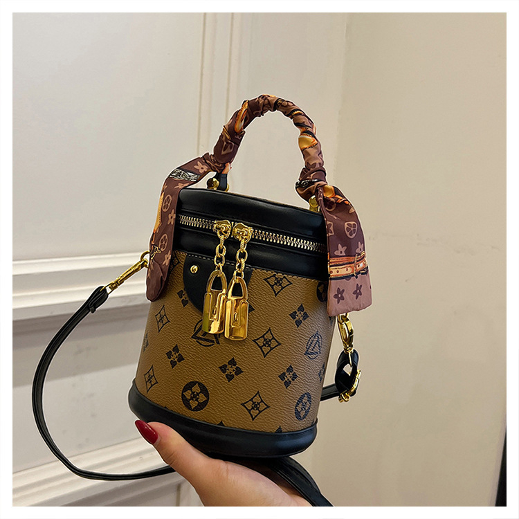 Bucket bag od PU materijala, gradski minimalistički stil, ovalni oblik, zatvaranje na zip, torba s poklopcem