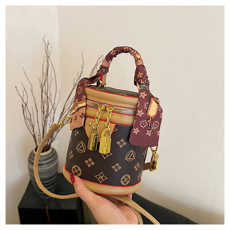 Bucket bag od PU materijala, gradski minimalistički stil, ovalni oblik, zatvaranje na zip, torba s poklopcem