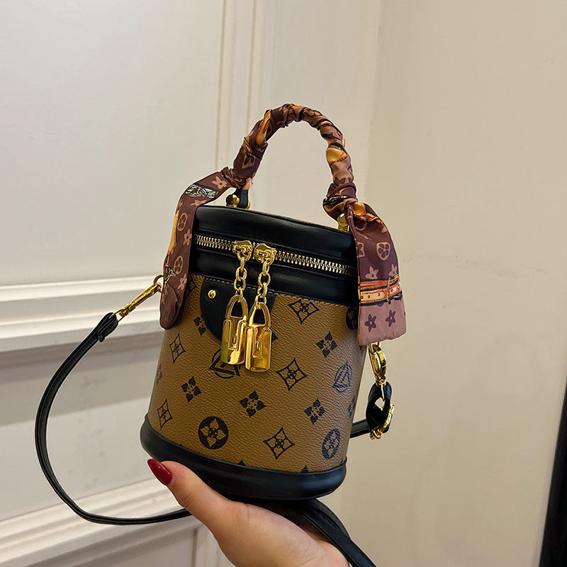 Bucket bag od PU materijala, gradski minimalistički stil, ovalni oblik, zatvaranje na zip, torba s poklopcem