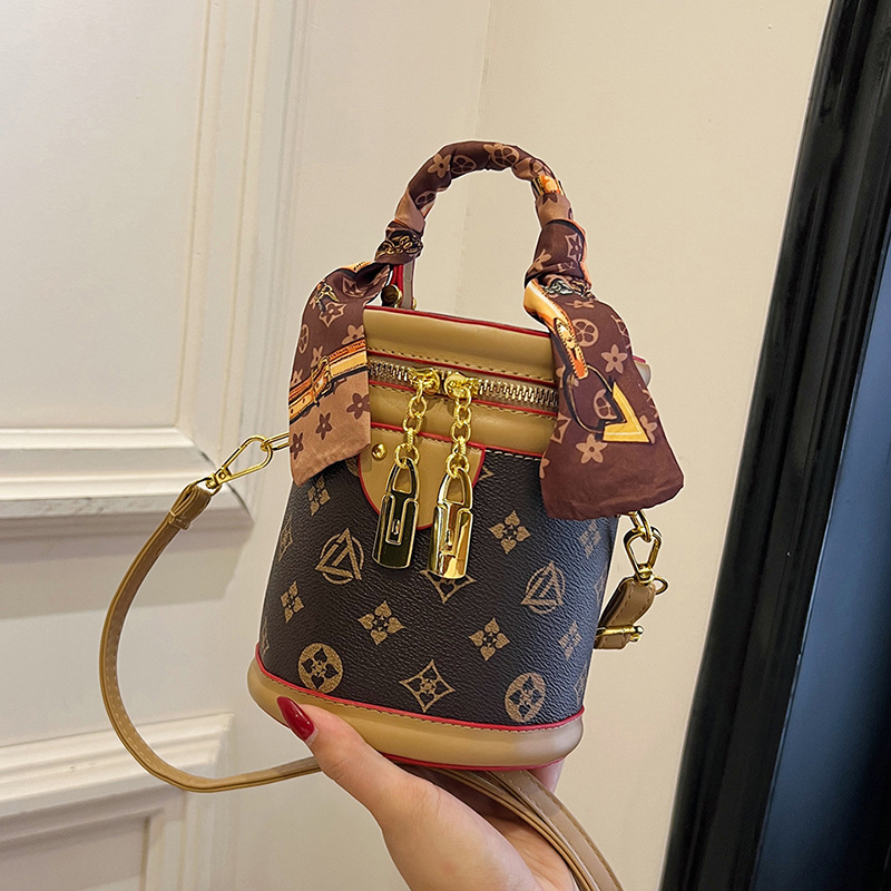 Bucket bag od PU materijala, gradski minimalistički stil, ovalni oblik, zatvaranje na zip, torba s poklopcem