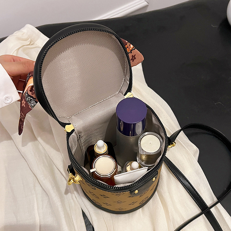 Bucket bag od PU materijala, gradski minimalistički stil, ovalni oblik, zatvaranje na zip, torba s poklopcem