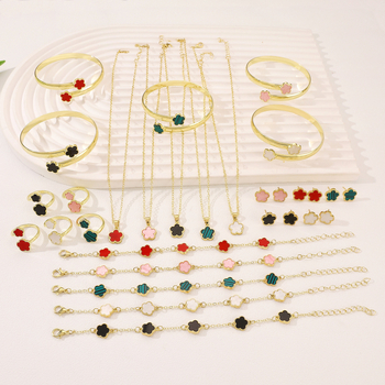 Ötlevelű lóhere ékszerszett nőknek — ötvözet, elektropácolt bevonat, szabályos láncú nyaklánc, fülbevalók és kézre kiegészítők, virágos mintázat