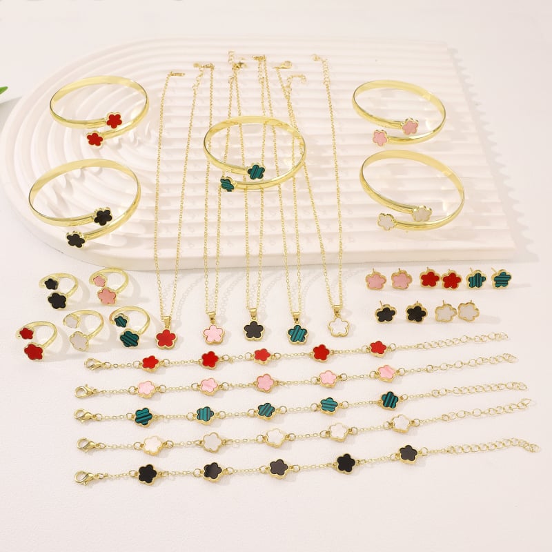 Ötlevelű lóhere ékszerszett nőknek — ötvözet, elektropácolt bevonat, szabályos láncú nyaklánc, fülbevalók és kézre kiegészítők, virágos mintázat