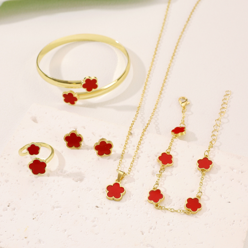 Ötlevelű lóhere ékszerszett nőknek — ötvözet, elektropácolt bevonat, szabályos láncú nyaklánc, fülbevalók és kézre kiegészítők, virágos mintázat