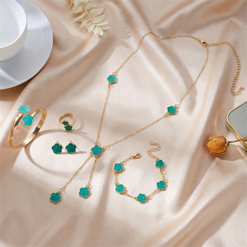 Öt részes ötvözetű ékszerszett: nyaklánc, karkötő, fülbevalók és kézhez tartozó kiegészítők, O-lánccal, növény- és virágmintával, elektrogalván bevonattal